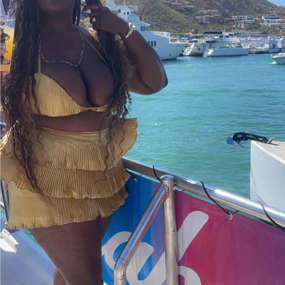 Gold Short Set - Picture 2 of 3